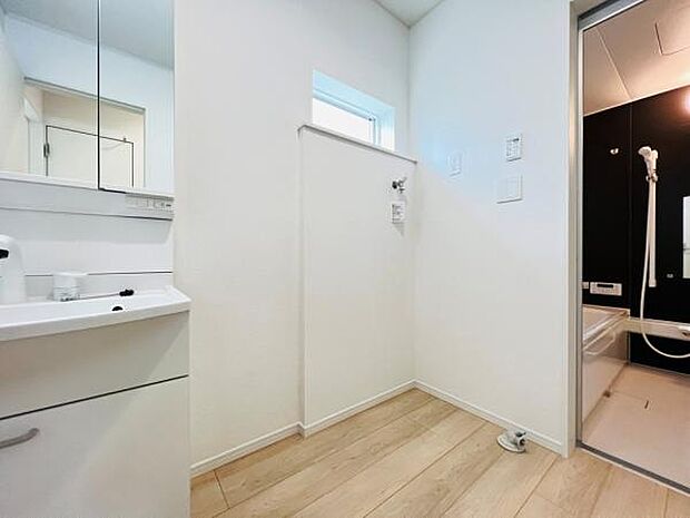 ランドリースペースです。身支度を整えながら洗濯機の操作を行えます。