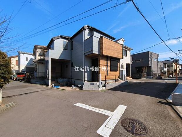 前面道路を含めた現地写真です。