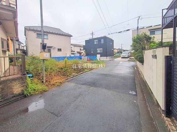 前面道路を含めた現地写真です。
