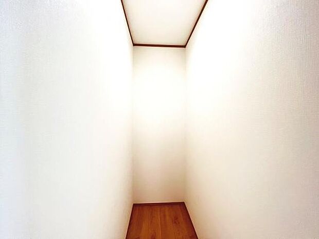 玄関ホールに収納スペース設置。