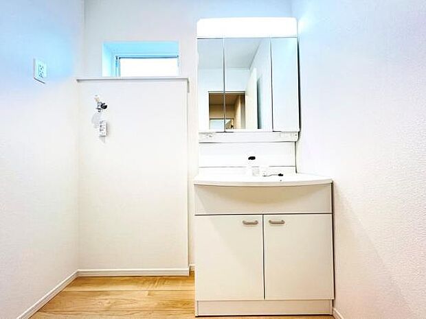 洗面化粧台です。朝の身支度から1日が始まります。