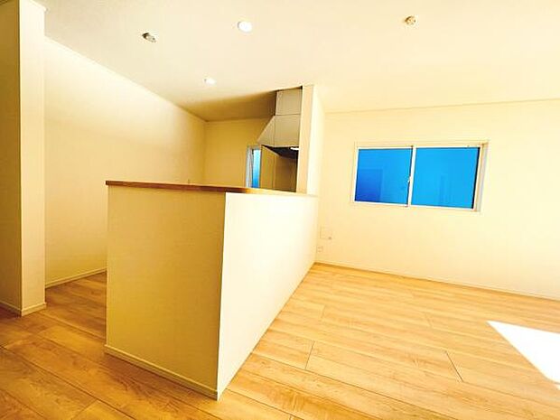 お食事中もキッチンと会話が楽しめるダイニングスペース。