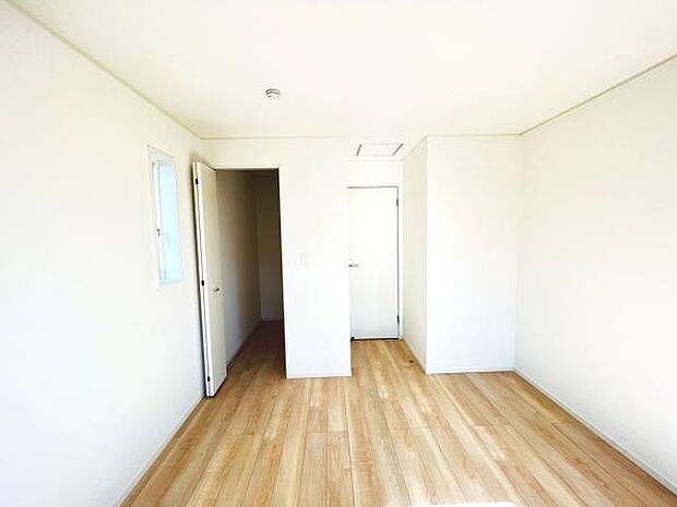 明るい広々とした主寝室でご家族ゆっくりお休みになれますね。