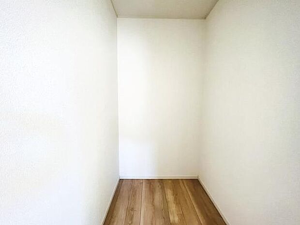 いつでもお部屋をスッキリお使い頂ける収納スペースを設置。