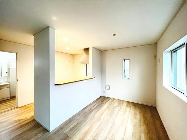 お食事中もキッチンと会話が楽しめるダイニングスペース。