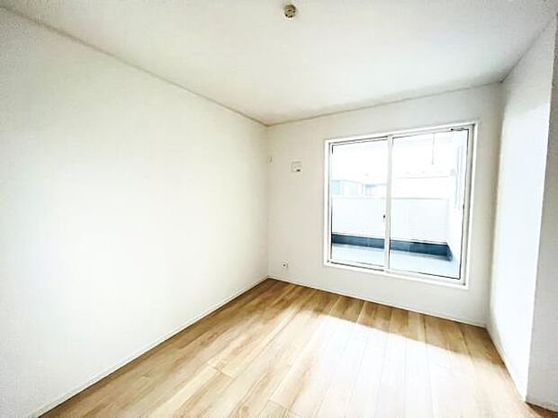 明るい広々とした主寝室でご家族ゆっくりお休みになれますね。