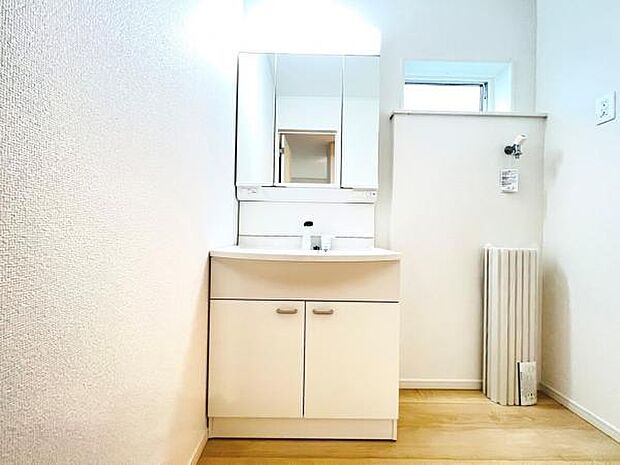 洗面化粧台です。朝の身支度から1日が始まります。