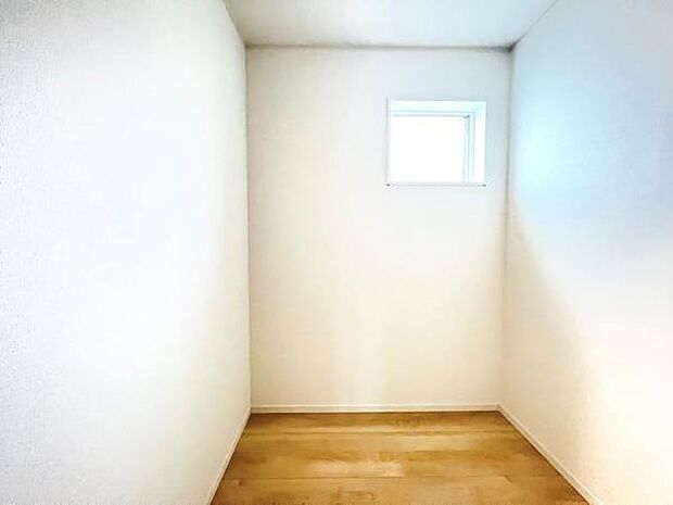 広めの納戸なので季節もの収納がしやすいです。