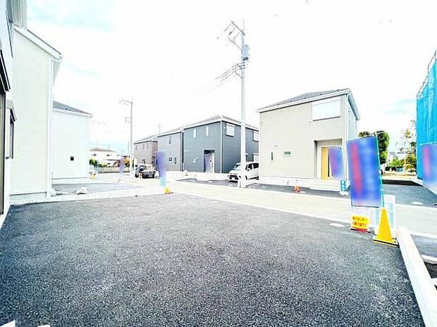 前面道路を含めた現地写真です。