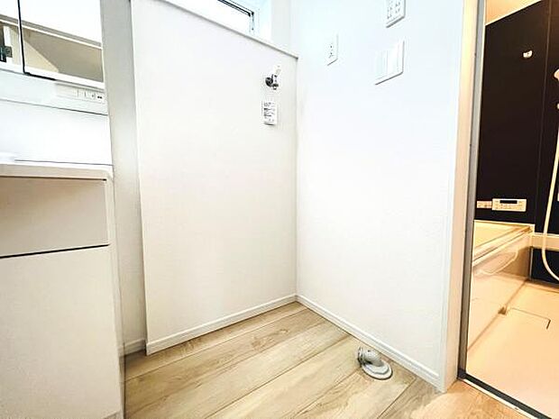 ランドリースペースです。身支度を整えながら洗濯機の操作を行えます。