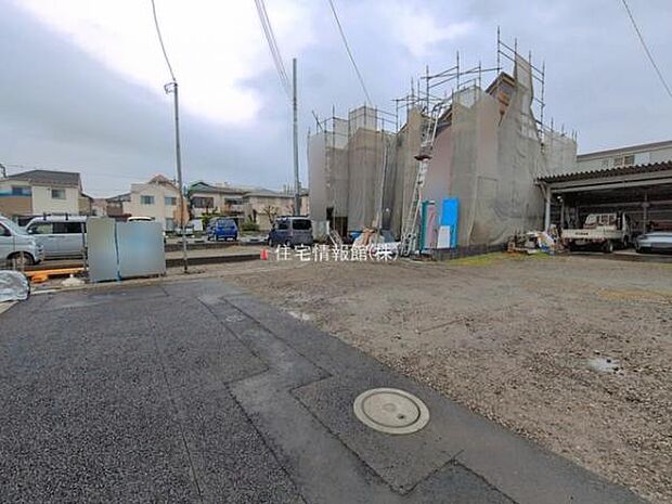 前面道路を含めた現地写真です。