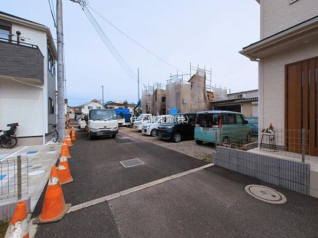 前面道路を含めた現地写真です。