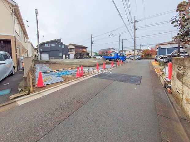 前面道路を含めた現地写真です。