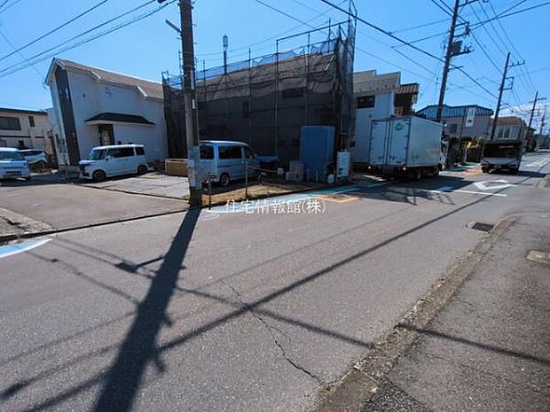 前面道路を含めた現地写真です。