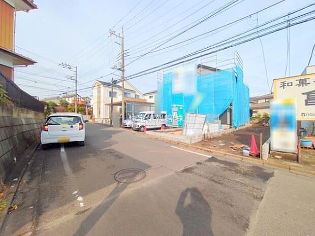 前面道路を含めた現地写真です。