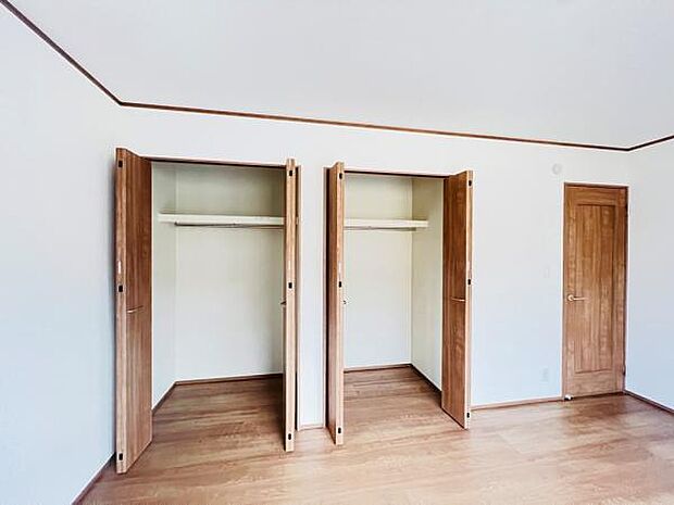 主寝室にはクローゼットが2つございます。