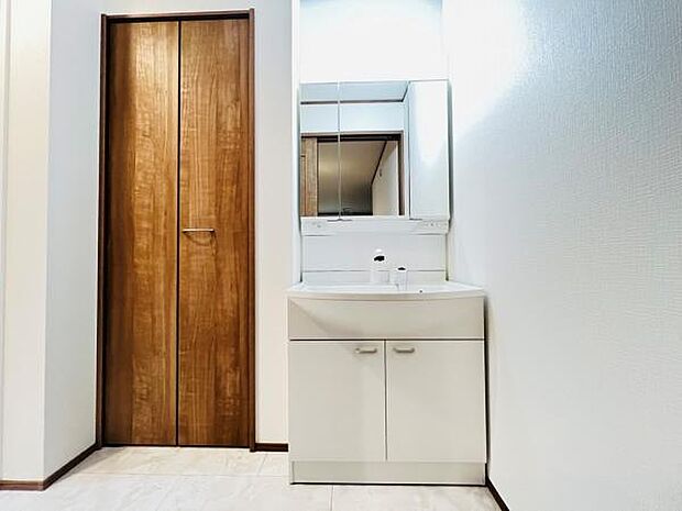 洗面化粧台です。朝の身支度から1日が始まります。