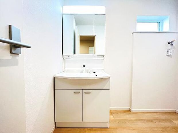 洗面化粧台です。朝の身支度から1日が始まります。