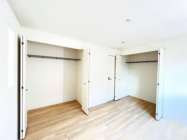 いつでもお部屋をスッキリお使い頂ける収納スペースを設置。