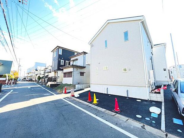 前面道路を含めた現地写真です。