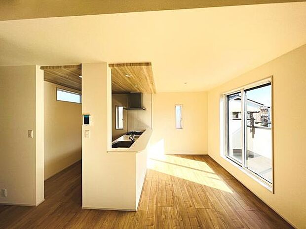 ご家族の温かい時間を演出するダイニングスペースです。