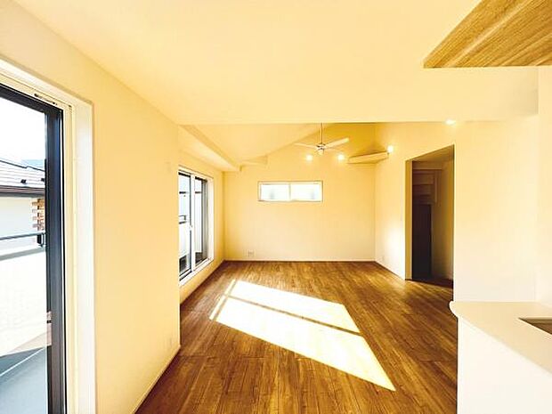 家族団らんの場所としてゆったりと居心地の良いリビングです。