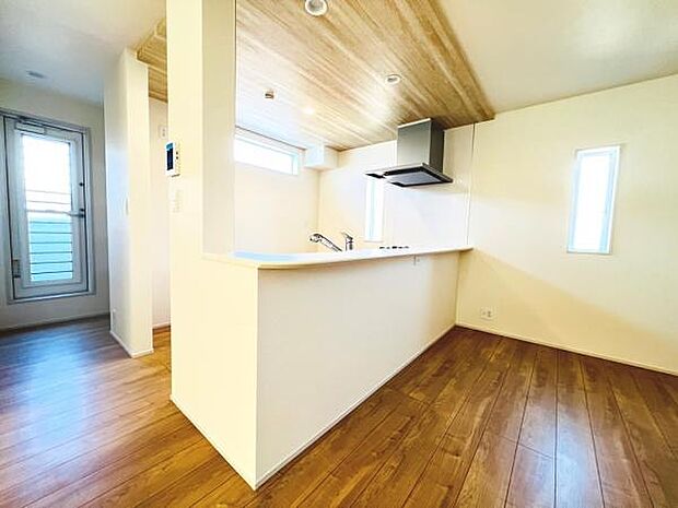 お食事中もキッチンと会話が楽しめるダイニングスペース。