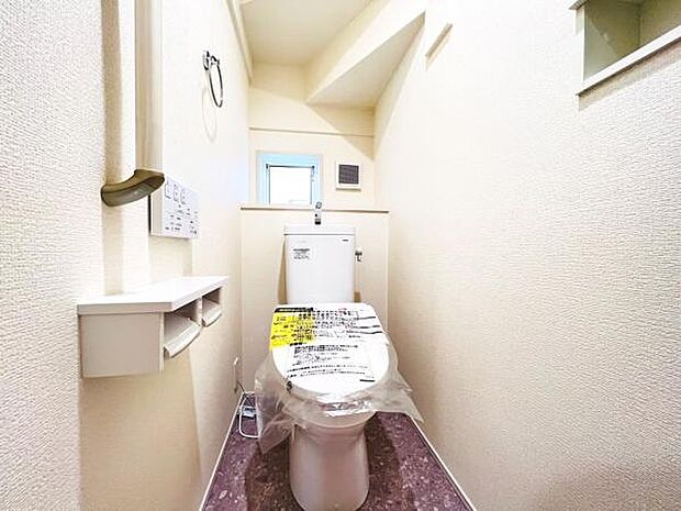 シャワー洗浄機能付のトイレは、清潔感が印象的な空間ですね。