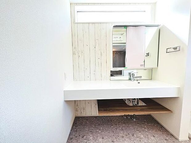 洗面化粧台です。朝の身支度から1日が始まります。