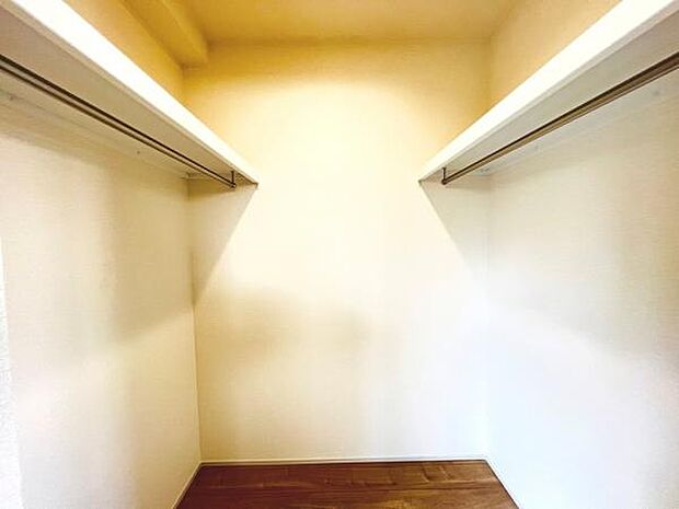 ウォークインクローゼットがあり収納スペースも豊富。季節物もスッキリ片付きそうです。