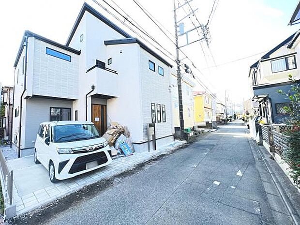 前面道路を含めた現地写真です。