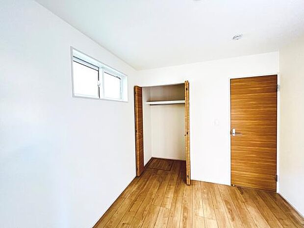 木の温もりが優しいフローリングの収納スペース付き洋室です。
