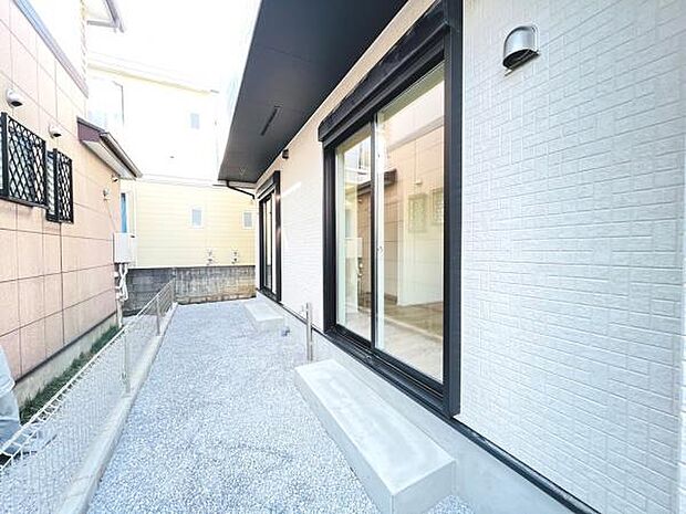 お庭スペースは、ガーデニングやお子様との外遊びなど多彩な用途でお楽しみいただけます。