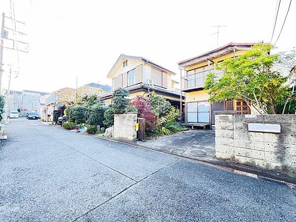 前面道路を含めた現地写真です。