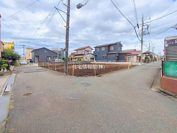 前面道路を含めた現地写真です。