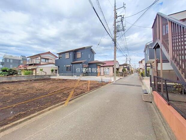 前面道路を含めた現地写真です。