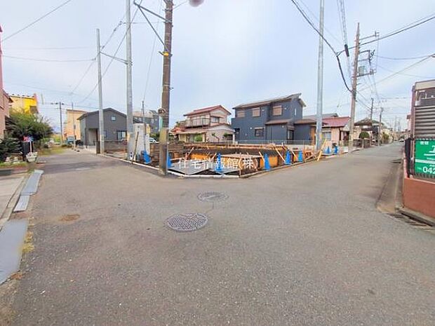 前面道路を含めた現地写真です。