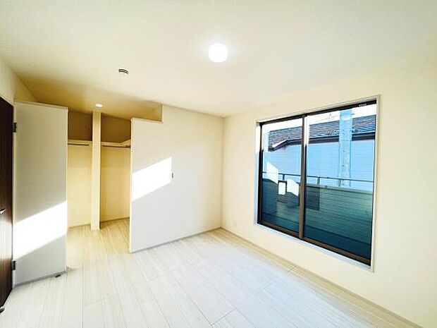 主寝室にはウォークインクローゼットもございます。