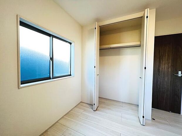 収納が備わっており、子供部屋や在宅ワークスペース等にもおすすめです。