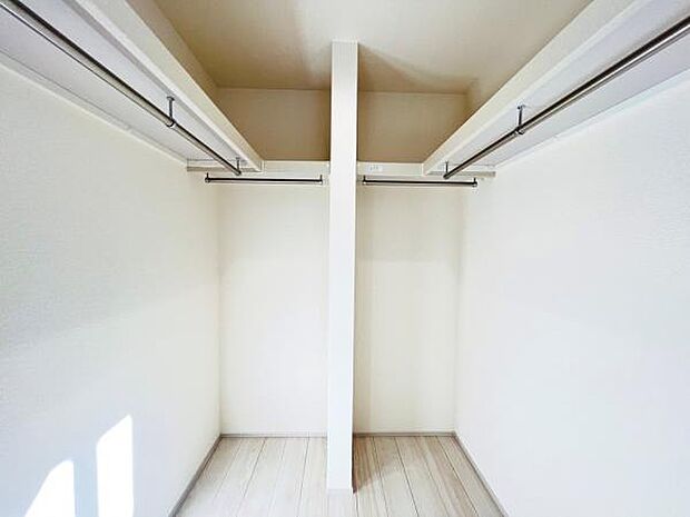 ウォークインクローゼットがあり収納スペースも豊富。季節物もスッキリ片付きそうです。