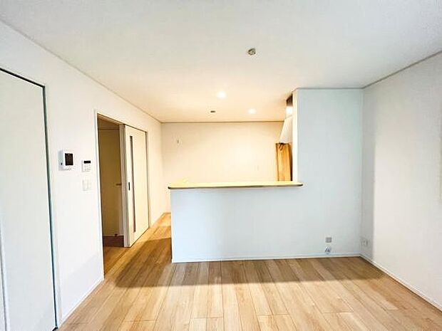 お食事中もキッチンと会話が楽しめるダイニングスペース。