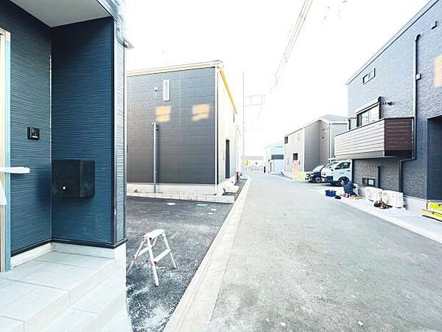 前面道路を含めた現地写真です。