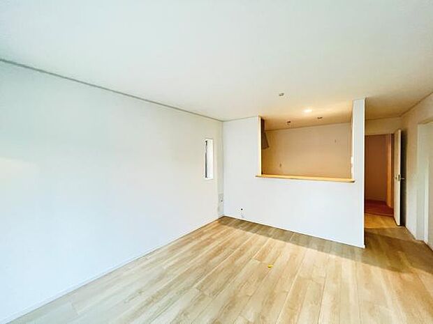 お食事中もキッチンと会話が楽しめるダイニングスペース。