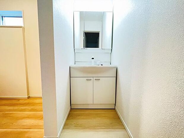 洗面化粧台です。朝の身支度から1日が始まります。