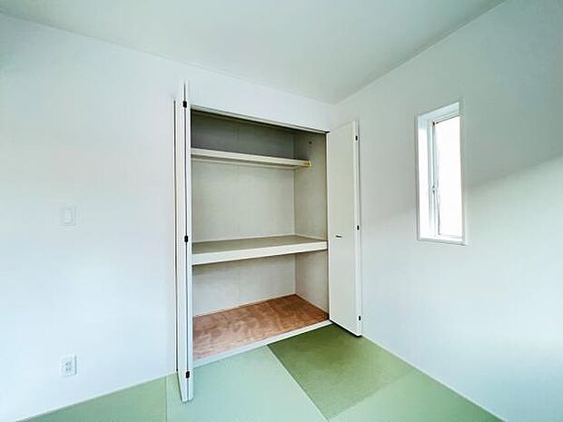 いつでもお部屋をスッキリお使い頂ける収納スペースを設置。