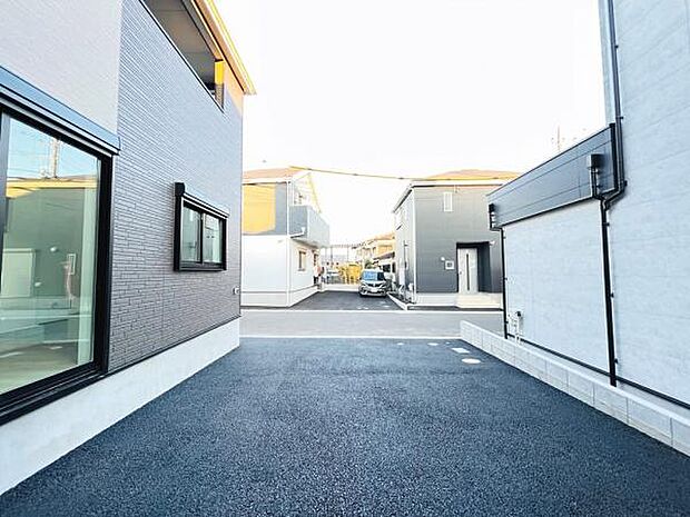 駐車場ももちろん完備しておりますのでお車所有の方にも心強いです。