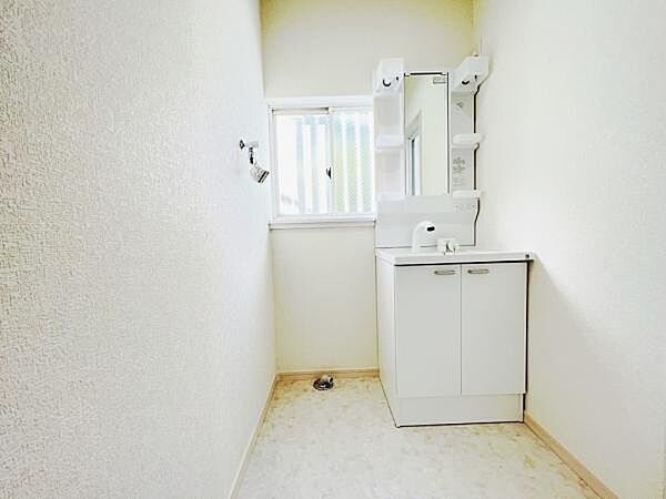 洗面化粧台です。朝の身支度から1日が始まります。