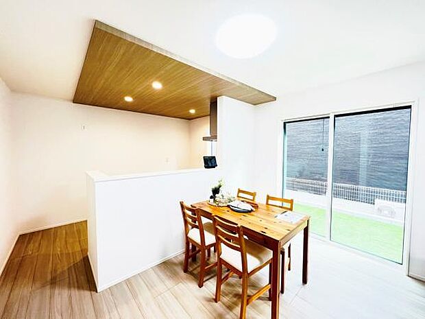 お食事中もキッチンと会話が楽しめるダイニングスペース。