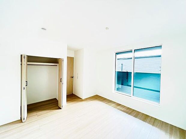 明るい広々とした主寝室でご家族ゆっくりお休みになれますね。