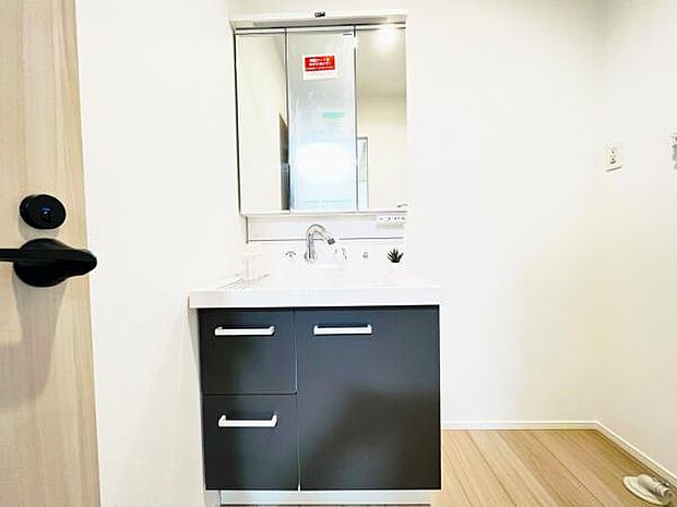 洗面化粧台です。朝の身支度から1日が始まります。
